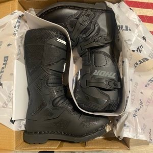 Thor - Blitz XP Boots (Youth) Color:Black Size:3
Boys Motocross boots